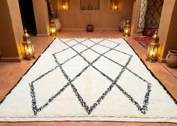 Tapis berbère de l'Atlas  aux motifs noir