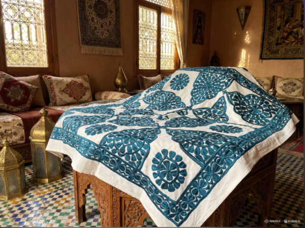 6 Nappe brodée artisanale – Motifs bleus traditionnels