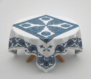 b_regenerer_comme_cett Nappe brodée artisanale – Motifs bleus traditionnels